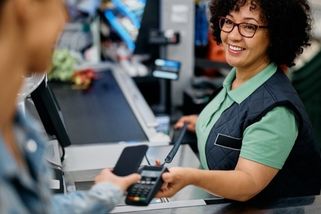 „Dřív se nakupovalo v klidu. Dnes na mě pořád někdo něco zkouší,“ říká Ludmila (62) a stěžuje si na nátlak u pokladen