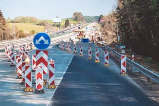 Proč se u nás silnice opravují tak dlouho? Protože na nich nikdo nepracuje! - Garáž.cz