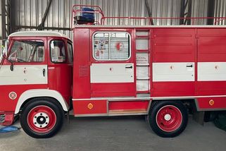 Na prodej je zvláštní hasičská Avia přestavěná na obytňák. Sparťanům se nebude líbit - Garáž.cz