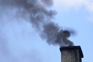 Kouř ze starých kotlů ničí zdraví na venkově, obce chystají kontroly. Hříšníkům hrozí pokuta až 50 tisíc