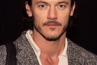 „V církvi po mém coming outu řekli rodičům, aby se mnou už nepromluvili,“ vzpomíná britský herec Luke Evans. Naštvaně se ale necítí