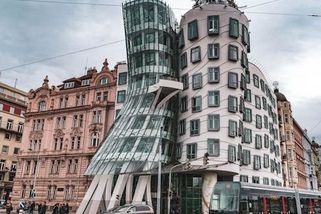 Nemyslete si, milí junioři, že jenom vy máte problém s uvolňováním míst - Médium.cz