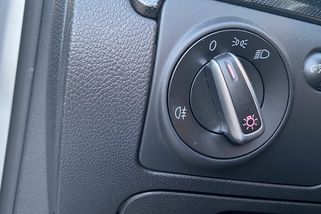 Nesmíte zapomenout: Od 1. října 2024 platí vysoká pokuta za jízdu s takto zapnutými světly. Řidiči je používají nepřiměřeně