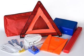 Povinná výbava motorového vozidla v Česku: Jak je to s reflexní vestou? Ta vlastně není její součástí, ale opravdu ji u sebe nemusíte mít? - Garáž.cz