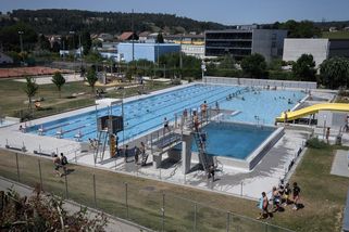 Švýcarská obec zakázala cizincům vstup na koupaliště. Kvůli chování návštěvníků z nedaleké Francie - Novinky