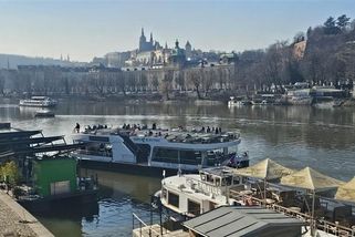 Piráti útočí na výletní lodě v Praze. Na Vltavě se schyluje k bitvě o výhledy na řeku - Novinky