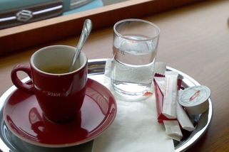 Konec mlíček a cukříků do kávy: Nařízení EU se pořádně prodraží, varují odborníci