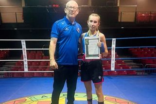 Video: Mladá boxerka si na ulici spletla dívku s boxovacím pytlem