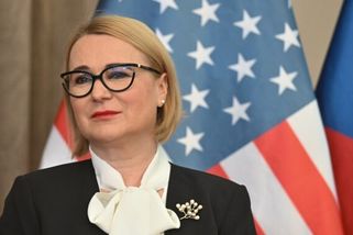 Černochová se postavila čelem ke kritice ohledně své angličtiny. Vysvětlila, že se učila ruštinu, teď to dohání. Zastal se jí Hamáček