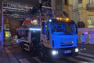 Odtahovka s naloženou Teslou Cybertruck strhla v Praze lešení na Prašné bráně - Novinky