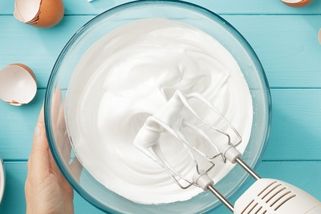 Škoda bílku, který padne vedle aneb Nápady, jak využít bílky, které zbyly (a ve snu by vás nenapadly)