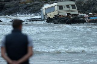 Automobily vyplavené mořem. Nevídané lijáky mají oběti v Řecku, Turecku i Bulharsku - Novinky