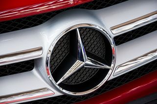 AKTUÁLNĚ: Mercedes mění svůj název. Nové automobily by měly již letos obdržet nové logo - co vše se revolucí změní?