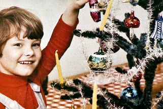 Retro okénko: Vánoce za socíku. Stromečky zdobené kolekcemi od ROH, dlouhé fronty a děda Mráz místo Ježíška