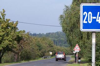 Doporučená vs. nejnižší rychlost: Jak správně číst modré dopravní značky