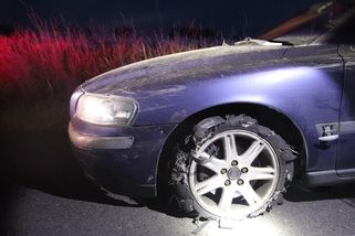 Do Prahy to dojedu, šokoval mladý řidič policisty v Ústí. Jeho auto mělo proražené pneumatiky - Novinky