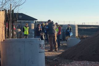 Dělníka v Plzni zasypala ve výkopu zemina, na místě zemřel | Novinky.cz: Krimi