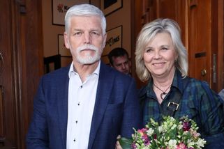 První dáma Eva Pavlová schytala kritiku za kostkované šaty: Lidé ji v komentářích nešetřili!