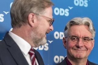 Zahradil se vysmál plakátu s Fialou: Nepamatuji premiéra, který by si sám o sobě nechal vyrábět něco takového