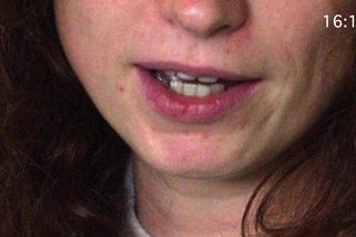 Hříčka přírody! Ve 45 letech vypadá stejně jako v jedenácti. Uhodnete hrdinku vašeho dětství? | Kdo to je?