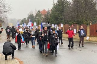 Desítky demonstrantů přinesly rakev před dům Andreje Babiše - Novinky