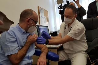 Očkování proti covidu je v Česku v plném proudu. Po Babišovi dostal vakcínu i Blatný - Novinky