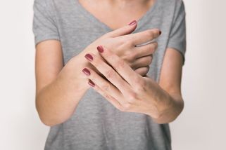 Nejčastější příčiny brnění rukou: Počítač, hormony i vyhřezlá ploténka - Proženy.cz