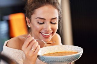 Skvělé potraviny k večeři. Pro zahřátí i klidnější spaní vsaďte na polévky a brambory - Proženy.cz