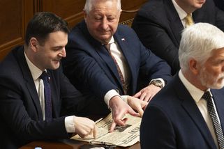 Mototroll vytrolil sám sebe. Macinka mávající ve sněmovně Rudým právem nás informoval o povaze vlastní vlády