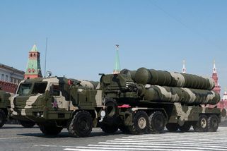 Ruský voják převrátil do příkopu raketový systém za tři miliardy. Zřejmě byl opilý - Novinky