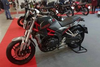 Jawa představila moderní motorku 400 Geeny, retro však opouštět nehodlá