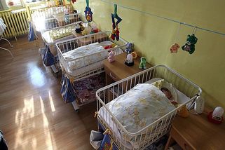 Výbor OSN kritizuje Česko za umísťování dětí do ústavů, Polsko za tělesné tresty