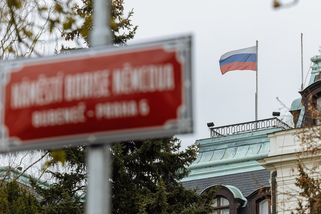 Ruský dům v Praze se stal cílem útoku. Někdo na něj hodil několik zápalných lahví