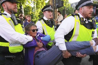 Londýnská policie pozatýkala desítky účastníků demonstrace na podporu propalestinské organizace - Novinky