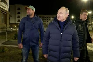 Putin na procházce ulicemi Mariupolu. Návštěva města budí pochybnosti - Novinky