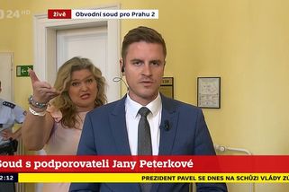 Neklidná Peterková se vetřela do živého vysílání ČT. Reportér ji úspěšně ignoroval - Novinky