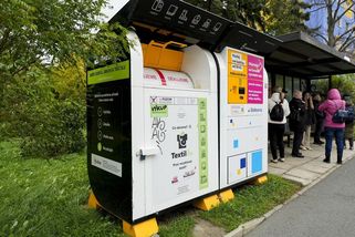 Na charitu jde jen zlomek textilu z kontejnerů. Většina se recykluje, prodá nebo likviduje - Novinky