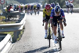 Hvězdný únik v Katalánsku skončil Evenepoelovým pádem, dál vede Godon - Sport.cz