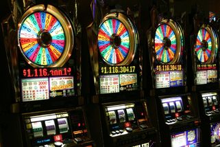 Češi prosázeli bezmála 900 miliard. Toto číslo by mělo děsit politiky i ekonomy - Médium.cz