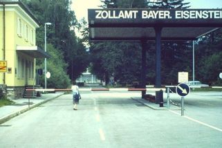 Sedm teenagerů z Trutnova chtělo roku 1969 prorazit trambusem železnou oponu. Následovala tragédie - Médium.cz