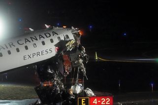 „Vozidlo jedna, stůj!“ Věž povolila hasičům přejet ranvej, už je ale nestihla zastavit - Novinky