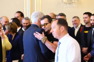 Dojatý Vetchý v objetí s Petrem Pavlem. Prezident ocenil zastánce Ukrajiny