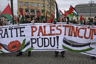 Centrem Prahy prošel průvod na podporu Palestiny | ČeskéNoviny.cz