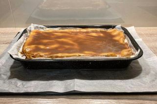 Nadýchaný a krémový: Karamelový větrník na plech zvládne i naprostý začátečník v kuchyni