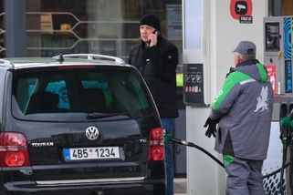 EU vzkazuje Čechům: Nejezděte autem a nelétejte. Nafta už stojí 50 Kč a to nejhorší teprve přijde