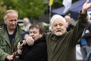 Oslavu amerického osvobození vystřídaly sovětské vlajky. Došlo i na násilí - Seznam Zprávy