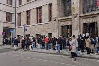 Nekonečná fronta v Praze kvůli fotce a videu. Sloup z knih láká tisíce turistů denně - Novinky