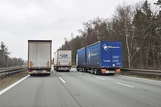 Páteční peklo na dálnicích má vyřešit nový trik. Ve špičce má kamionům zdražit mýto