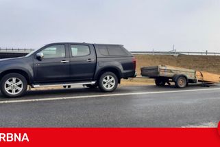 Poplach na D3. Auto s přívěsem plným dřeva jelo v protisměru a děsilo řidiče