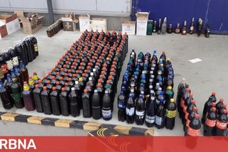 Moldavský autobus napěchovaný alkoholem. Celníci našli v přívěsu skoro tisíc litrů vína a lihovin